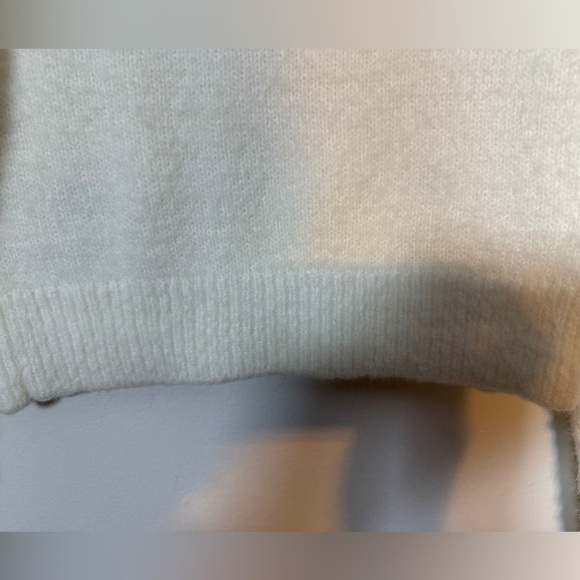 Urban Outfitters Women’s White Cropped Fuzzy Sweater Size Small - Picture 5 of 7